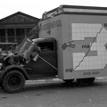 Hősök tere, háttérben a Műcsarnok, a Jóvátételi Hivatal feldíszített teherautója a május 1-i ünnepségen.