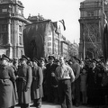 Kossuth Lajos tér, március 15-i ünnepség a Parlamentnél, háttérben az Alkotmány utca torkolata.
