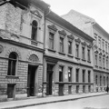 Gát utca, szemben a középső, a 3. sz. ház, József Attila szülőháza.