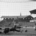 Üllői út, FTC pálya, MTK-Slavia Praha (felemás mezben) 7:0, húsvéti torna mérkőzés 1949. április 18-án. Bodola gólt lő, a Slavia kapusa Kabicsek.