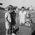 Üllői út, FTC stadion, Ferencváros-Kispest (4:1) bajnoki mérkőzés. Budai II, Bozsik és Deák a kiállított Népszava-serleggel.