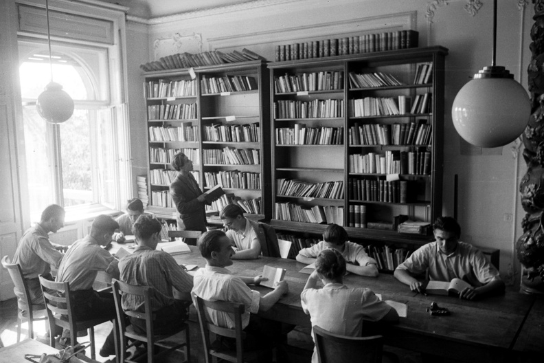 Stefánia (Vorosilov) út, Petőfi-kollégium, történészhallgatók a könyvtárban.