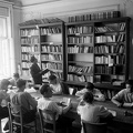 Stefánia (Vorosilov) út, Petőfi-kollégium, történészhallgatók a könyvtárban.