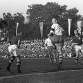 Nagyerdei Stadion, Magyarország - Lengyelország (8:2) labdarúgó mérkőzés. Deák kapura fejel, mellette Egresi, szemben Puskás.