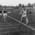 Csepel, Béke tér, sporttelep, atlétikai OB, Garay Sándor (Vasas) az 1500 m síkfutás győztese.