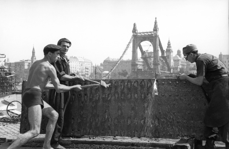 munkások a budai alsó rakparton darabolják Erzsébet híd elemét.