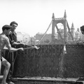munkások a budai alsó rakparton darabolják Erzsébet híd elemét.