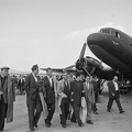a szovjet vendégszereplésről hazaérkező Vasas labdarúgó csapatának fogadása. Virágcsokorral Szilágyi I Gyula, tőle jobbra a negyedik Kotász Antal. A háttérben egy Liszunov Li-2 típusú repülőgép.