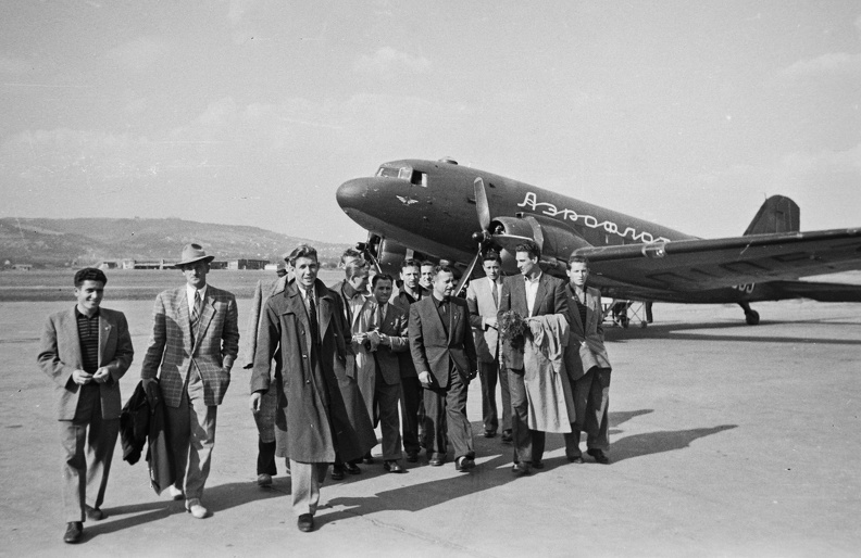 a Vasas futballcsapata, balról a második, kalapban Lóránt Gyula, középen a második sorban, kihajtott gallérú, sötét ingben Illovszky Rudolf, jobbról a második Szilágyi I Gyula. A háttérben egy Liszunov Li-2 típusú repülőgép.