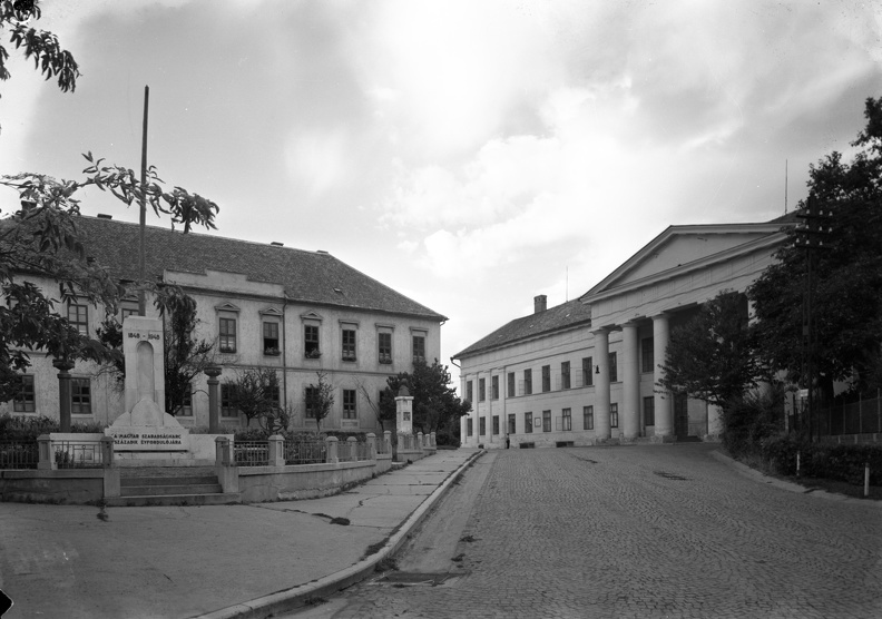 Béla király tér, jobbra a régi Megyeháza.