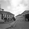 Béla király tér, jobbra a régi Megyeháza.