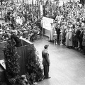 Erzsébet (Sztálin) tér, a MÁVAUT autóbusz-pályaudvar átadási ünnepsége 1949. szeptember 11-én. A mikrofonnál Bebrits Lajos közlekedésügyi miniszter.