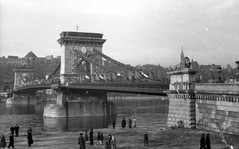 az újjáépített Lánchíd átadáskor a pesti hídfőtől nézve.