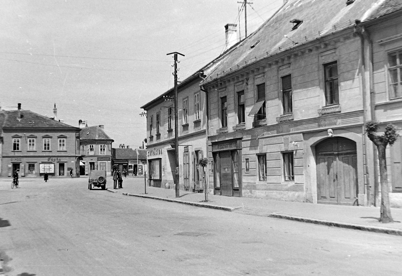 Rákóczi Ferenc utca a Fő (Köztársaság) tér felé nézve.