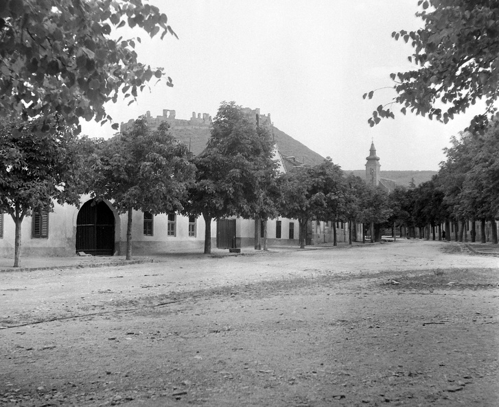 Deák Ferenc utca a ferences templom felé nézve, háttérben a vár.