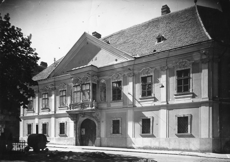 Széchenyi tér 5. Xántus János Múzeum.