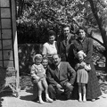Nagy Imre később miniszterelnök feleségével és annak rokonaival, az egykori miniszterelnök Wekerle Sándor családjával.