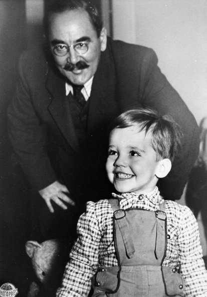 Nagy Imre későbbi miniszterelnök unokájával.