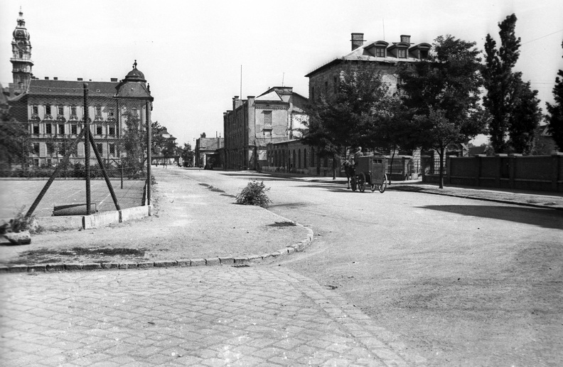 Révai Miklós utca a Honvéd liget sarkától a vasútállomás felé nézve.