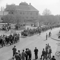 felvonulók a Kossuth Lajos téren, szemben a Grassalkovich-Hatvany kastély, Hatvany Lajos Múzeum.
