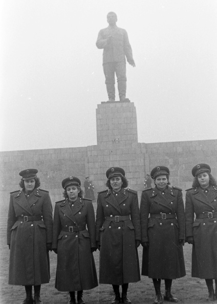 Ötvenhatosok tere (Felvonulási tér), a Sztálin szobor avatása.