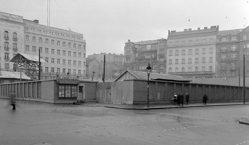 Erzsébet (Sztálin) tér - Bécsi utca sarok, a Metró építési területe a Harmincad utcából nézve.