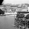 az újjáépülő Petőfi híd, a romos Elevátor-ház mögött a Közraktár utca épületei.