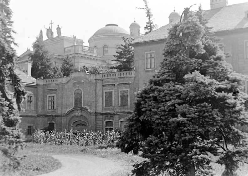 az Érseki Palota a kerttel, a háttérben a Főszékesegyház.