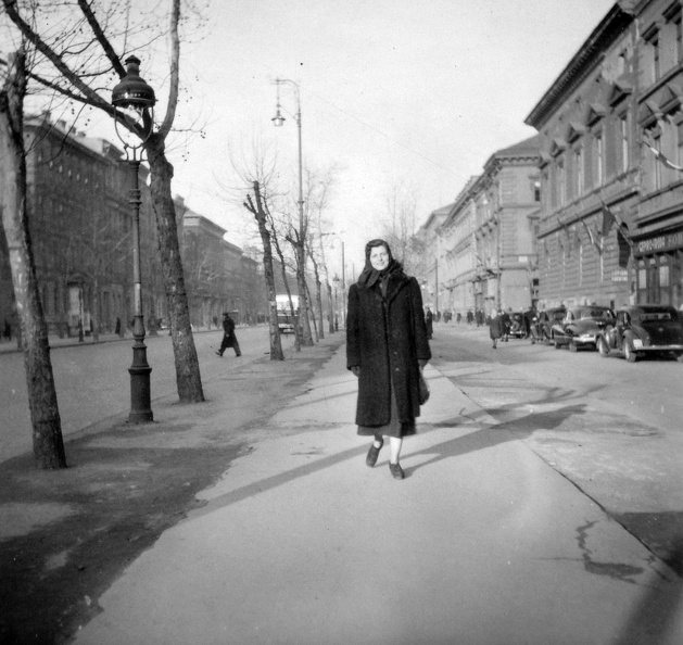 Andrássy (Sztálin) út az Eötvös utca - Csengery utca közötti szakaszon, a Hősök tere felé nézve.