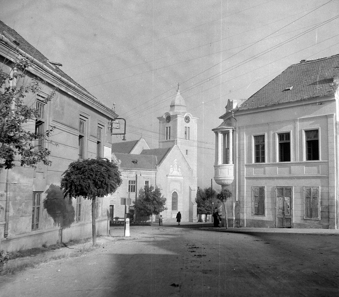 Március 15. tér a Szentmihályfalvi utca felől. Háttérben a domonkos templom, balra a Zöldfa étterem, jobbra a Korona szálló.