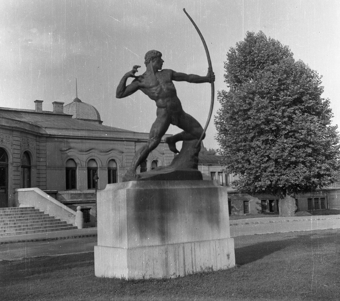 Kisfaludi Stróbl Zsigmond Íjász szobra (1929) a Műjégpálya épülete előtt.