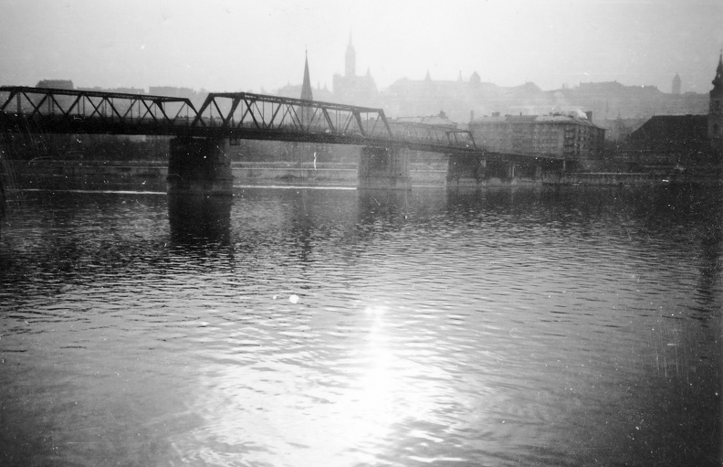 a Kossuth híd Pest felől.