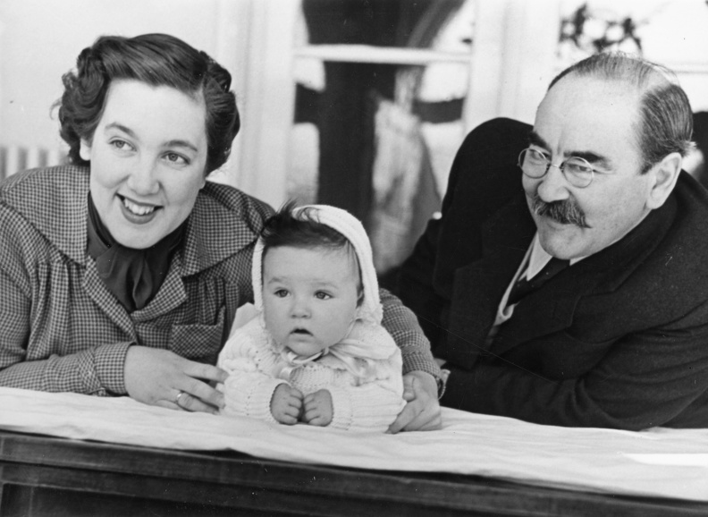 Nagy Imre későbbi miniszterelnök leányával, Erzsébettel és unokájával.