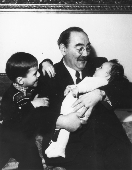 Nagy Imre későbbi miniszterelnök unokáival.