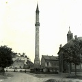 Minaret a Knézich Károly utcából nézve, jobbra a római katolikus templom (volt irgalmasok temploma).