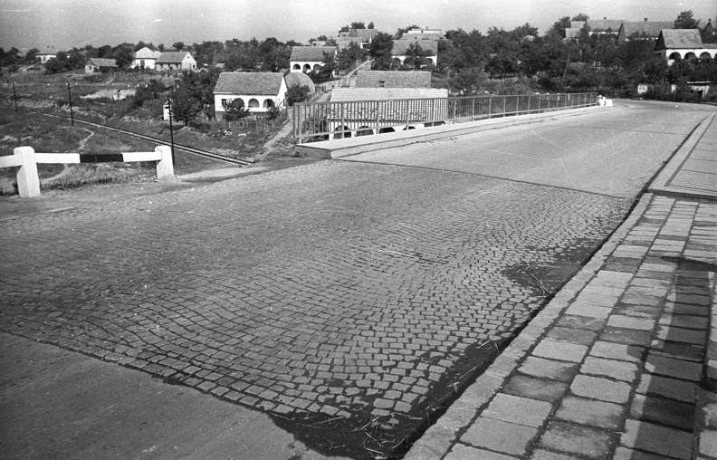 (Sztálinváros) az 1941-ben önálló Dunapentelén felavatott O.N.CS.A. - Gróf Teleki Pál-telep. Vasúti felüljáró a Magyar útnál.