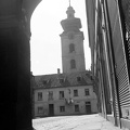 a Ceská ulice és a Piaristická ulice kereszteződése, háttérben a domonkos kolostorhoz tartozó ún. Fehér-torony.