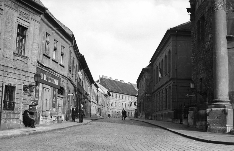Táncsics Mihály utca a Bécsi kapu tér felől nézve.