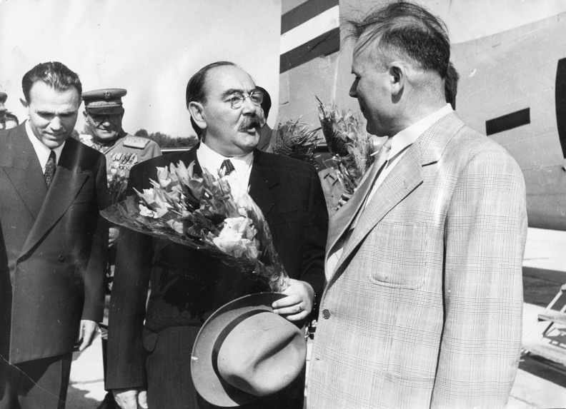 1953. június, középen Nagy Imre késöbbi miniszterelnök Moszkvából történő hazaérkezésekor