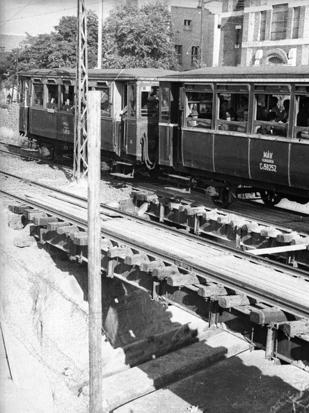 a HÉV vonal a metróépítés idején, háttérben a Lisieux-i Szent Teréz templom (Törökőri plébániatemplom).