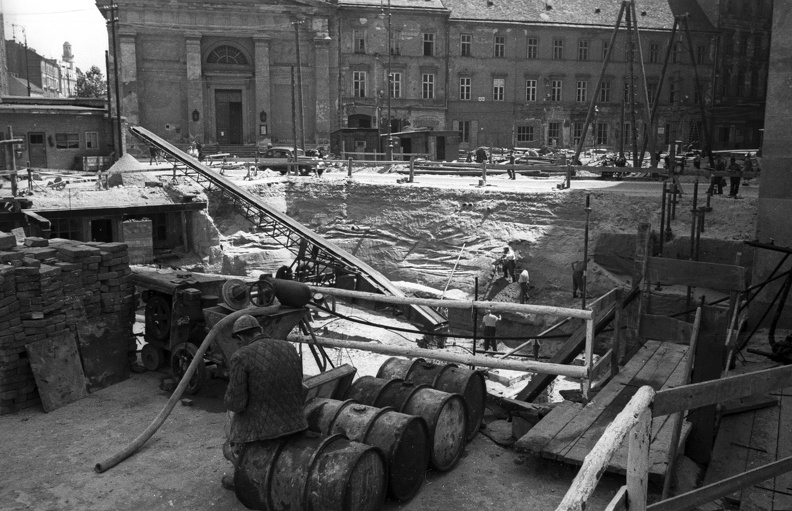 Deák Ferenc tér, a Metró építési területe.