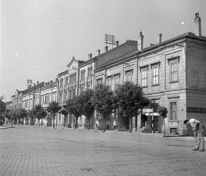 Vörösmarty tér, jobbra a Vak Bottyán köz.