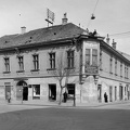 Országzászló tér - Fő utca sarka.