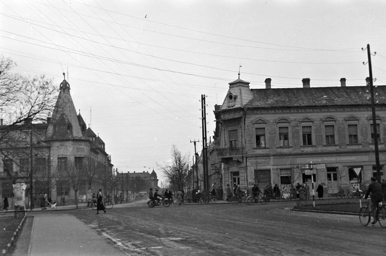 Kossuth tér az Andrássy út felé nézve, jobbra a Beregi palota.