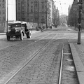 a Cech híd (Čechův most) jobbparti hídfője, előttünk a Pařížská ulice, az út végén a háttérben pedig az Óváros tér (Staromestské namesti).