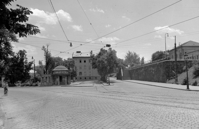 Krisztina körút - Kosciuszko Tádé utca találkozása, jobbra a Déli pályaudvar.