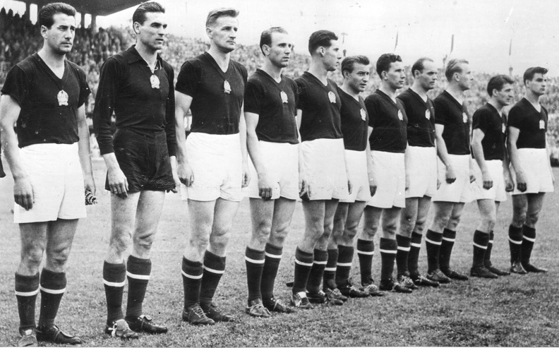 Magyarország - Uruguay (4:2) VB elődöntő mérkőzés 1954. június 30. A magyar válogatott: Bozsik, Grosics, Lóránt, Hidegkuti, Palotás, Budai II., Zakariás, Buzánszky, Lantos, Czibor, Kocsis.