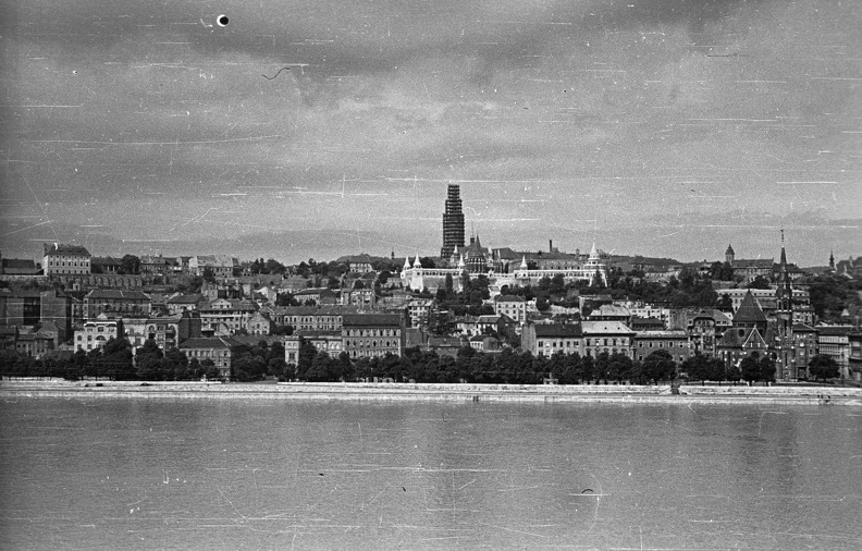 a Víziváros házai a Széchenyi rakpartról nézve, szemben a Halászbástya és a felállványozott Mátyás-templom.