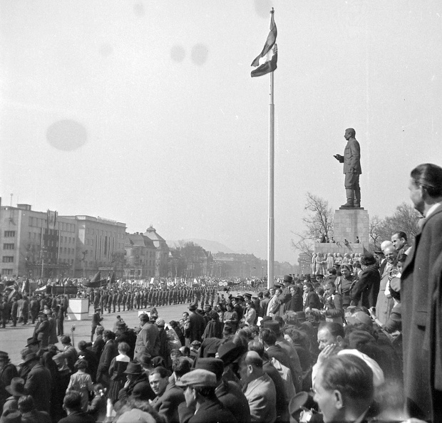 Ötvenhatosok tere (Sztálin tér), Sztálin szobor, 1955 április 4.