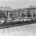 (Sztálinváros), Petőfi-liget, balra a Görbe utca házai.